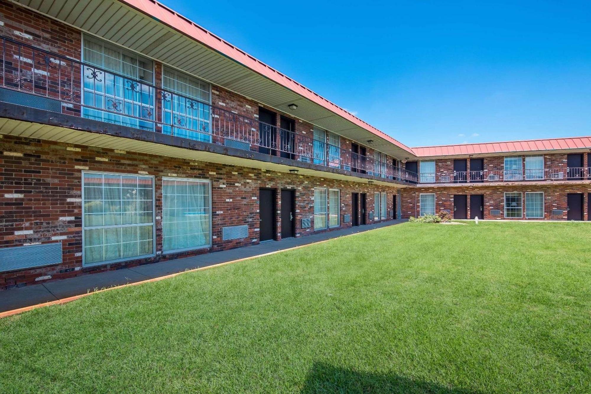 Rodeway Inn McPherson エクステリア 写真