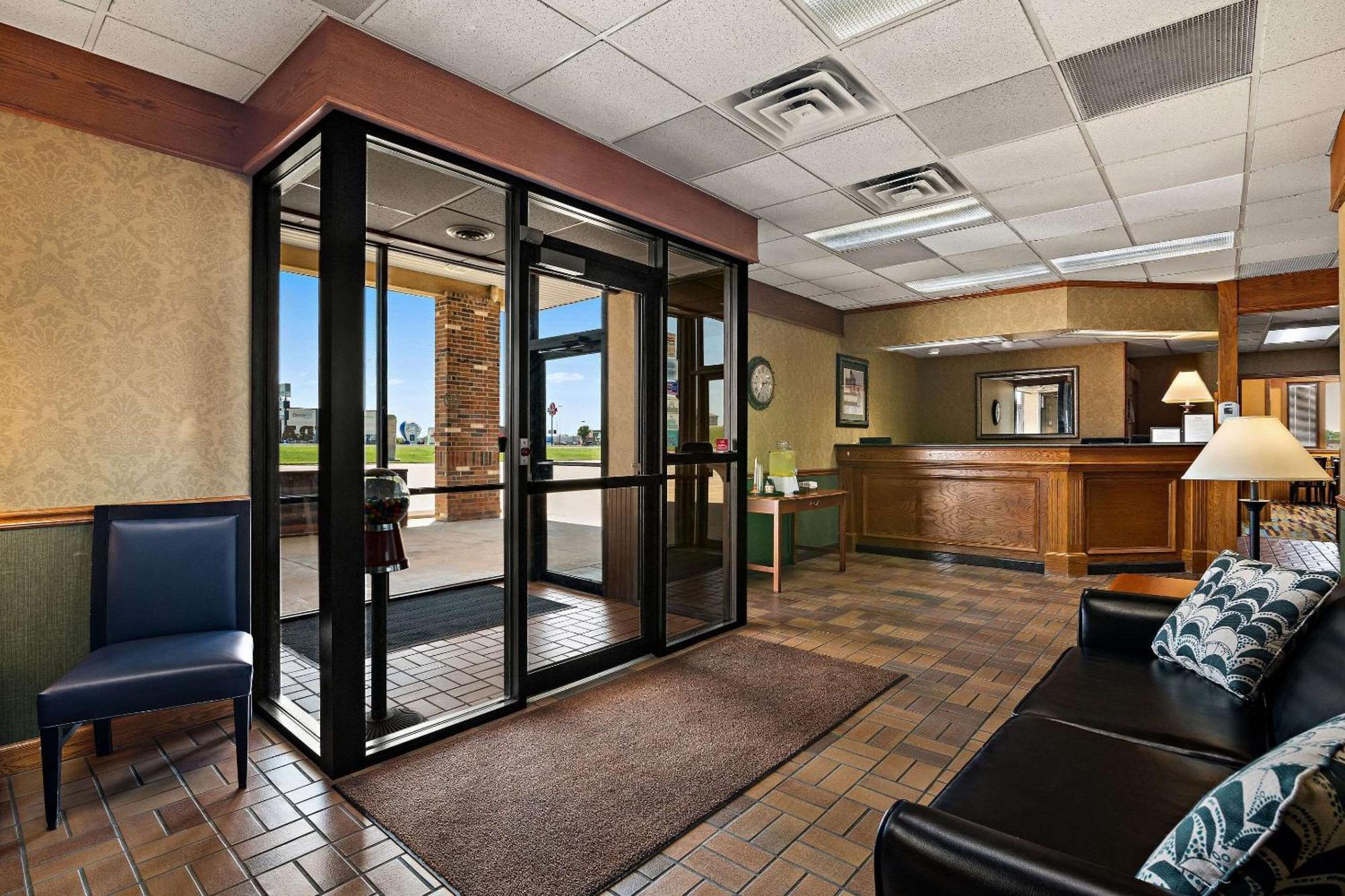 Rodeway Inn McPherson エクステリア 写真