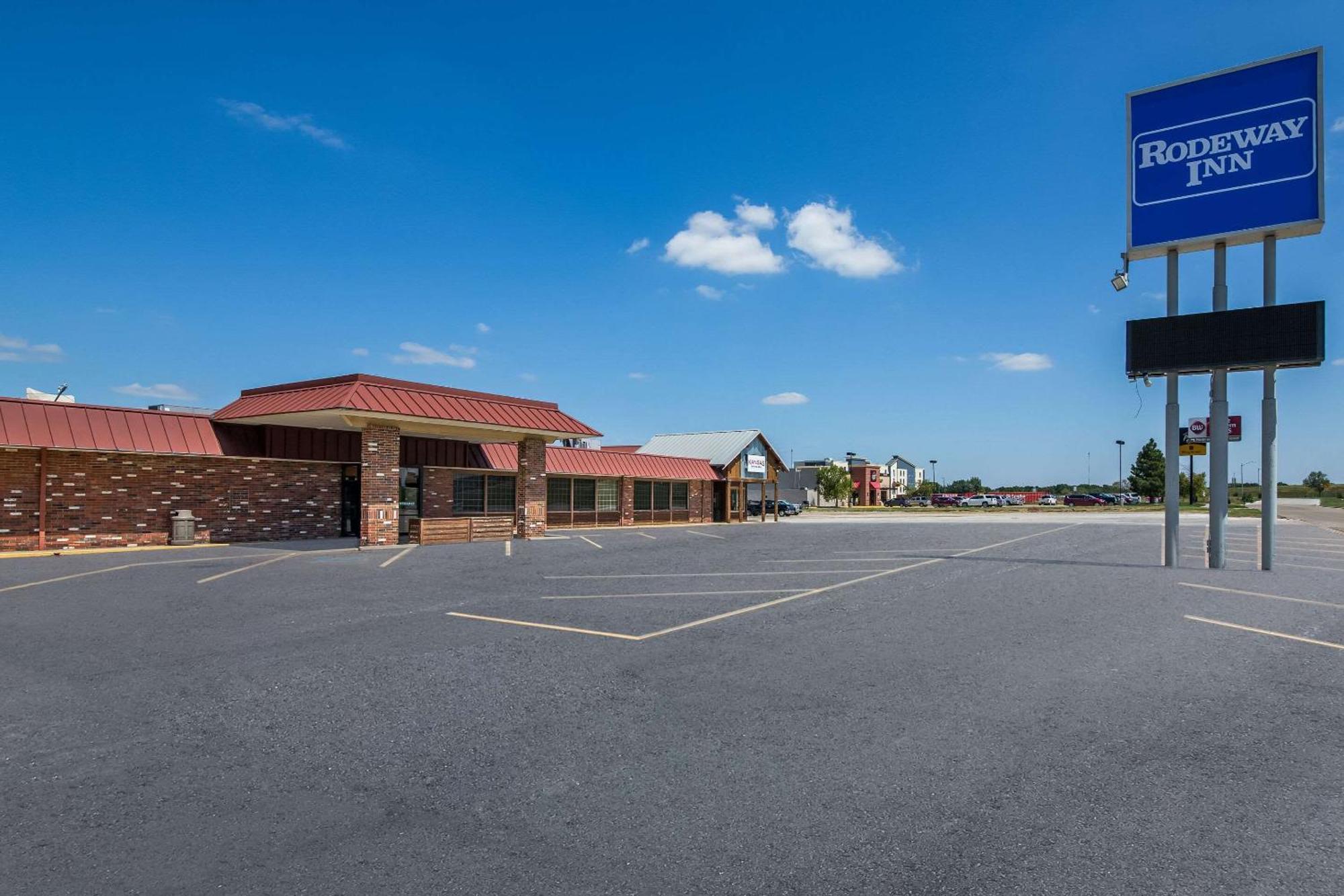 Rodeway Inn McPherson エクステリア 写真