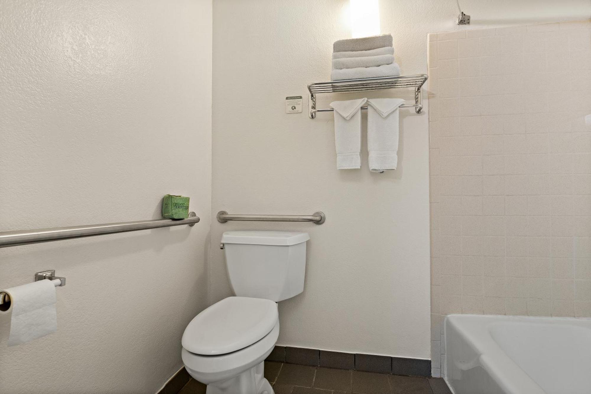 Rodeway Inn McPherson エクステリア 写真