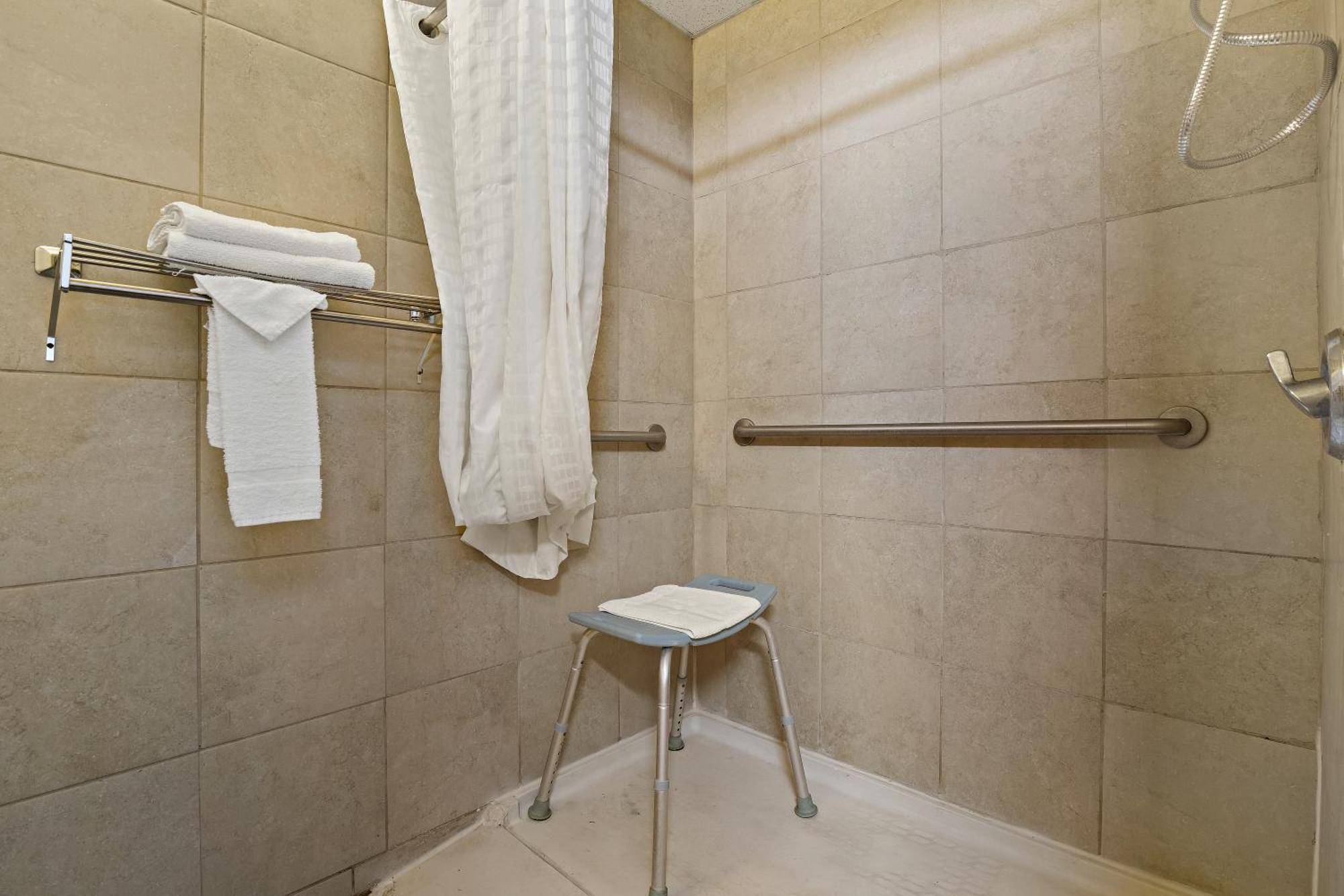 Rodeway Inn McPherson エクステリア 写真