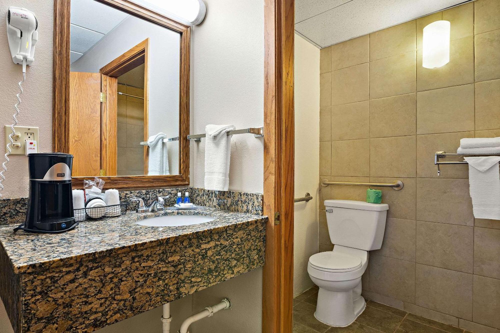 Rodeway Inn McPherson エクステリア 写真