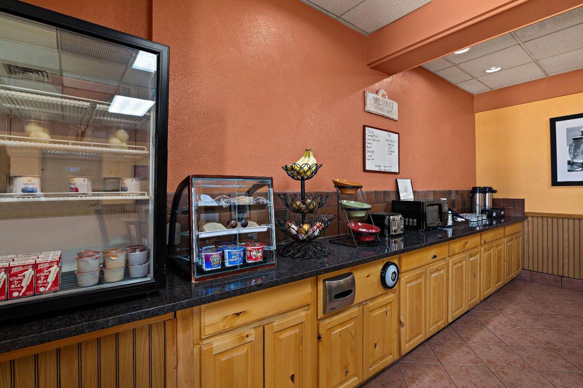 Rodeway Inn McPherson エクステリア 写真