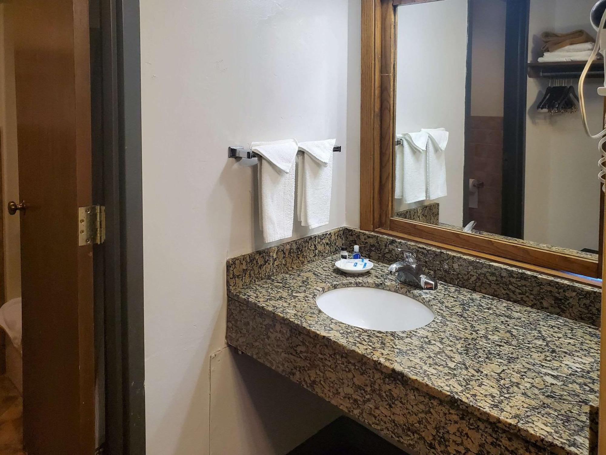 Rodeway Inn McPherson エクステリア 写真