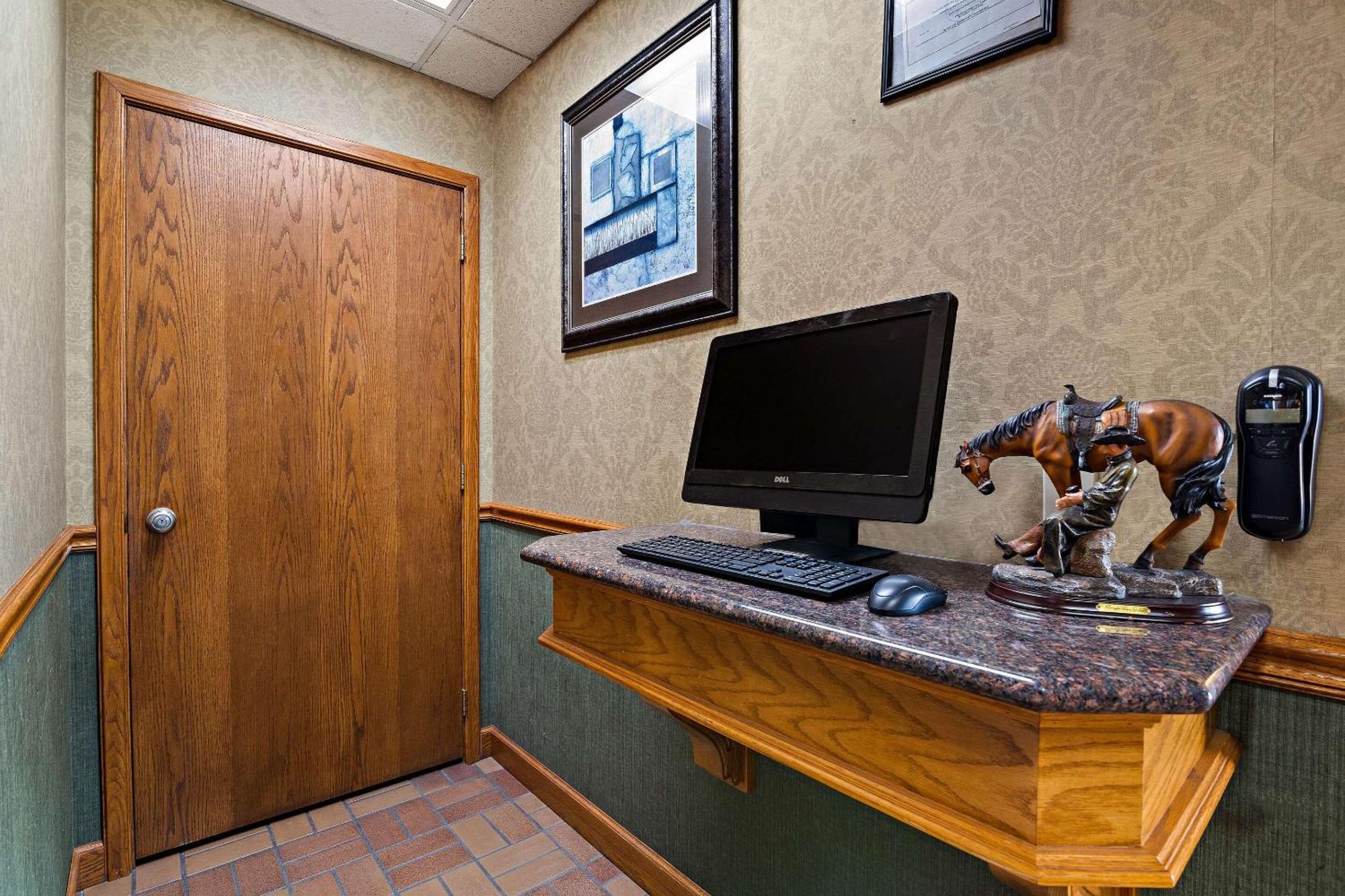 Rodeway Inn McPherson エクステリア 写真