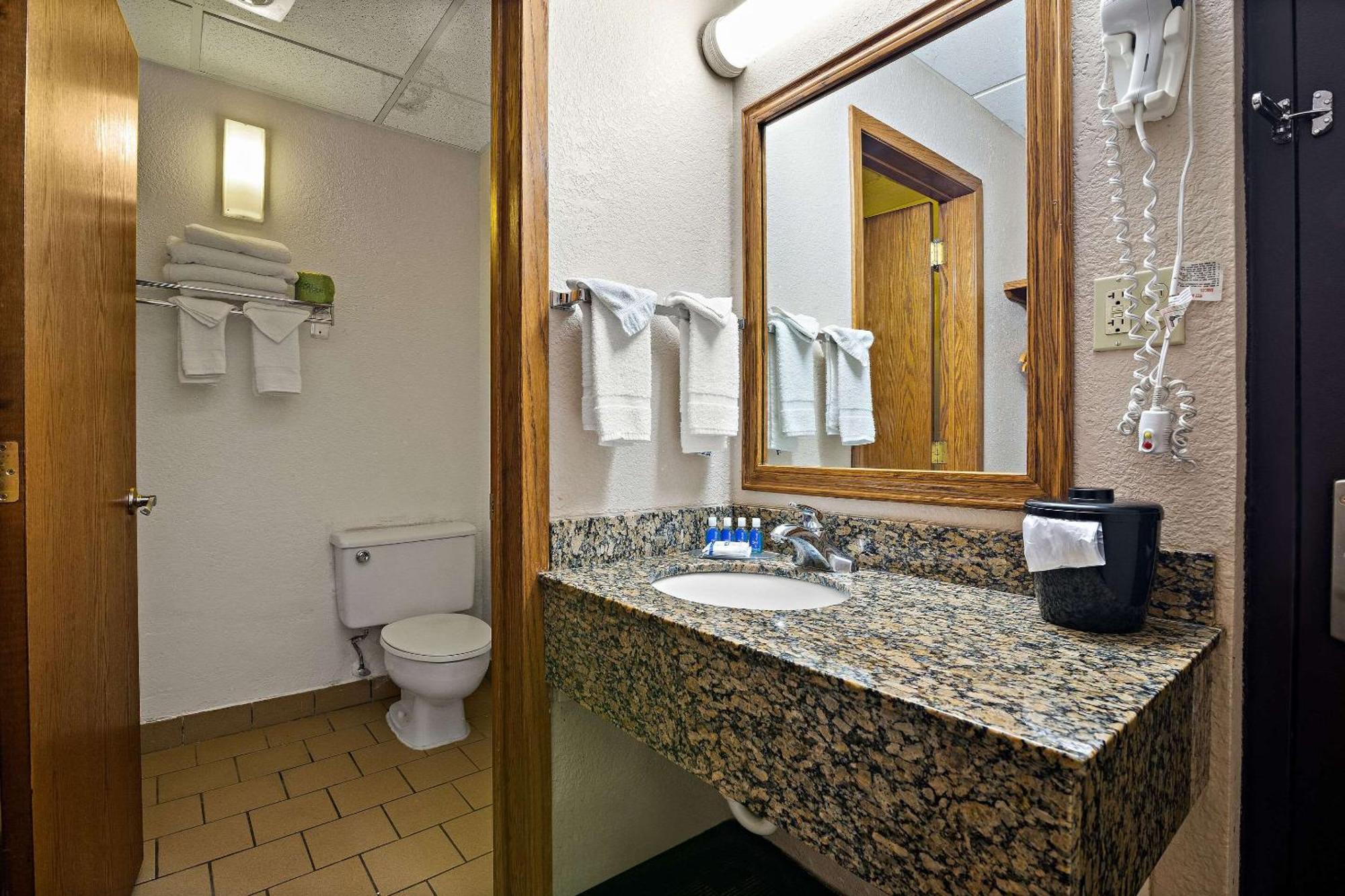 Rodeway Inn McPherson エクステリア 写真