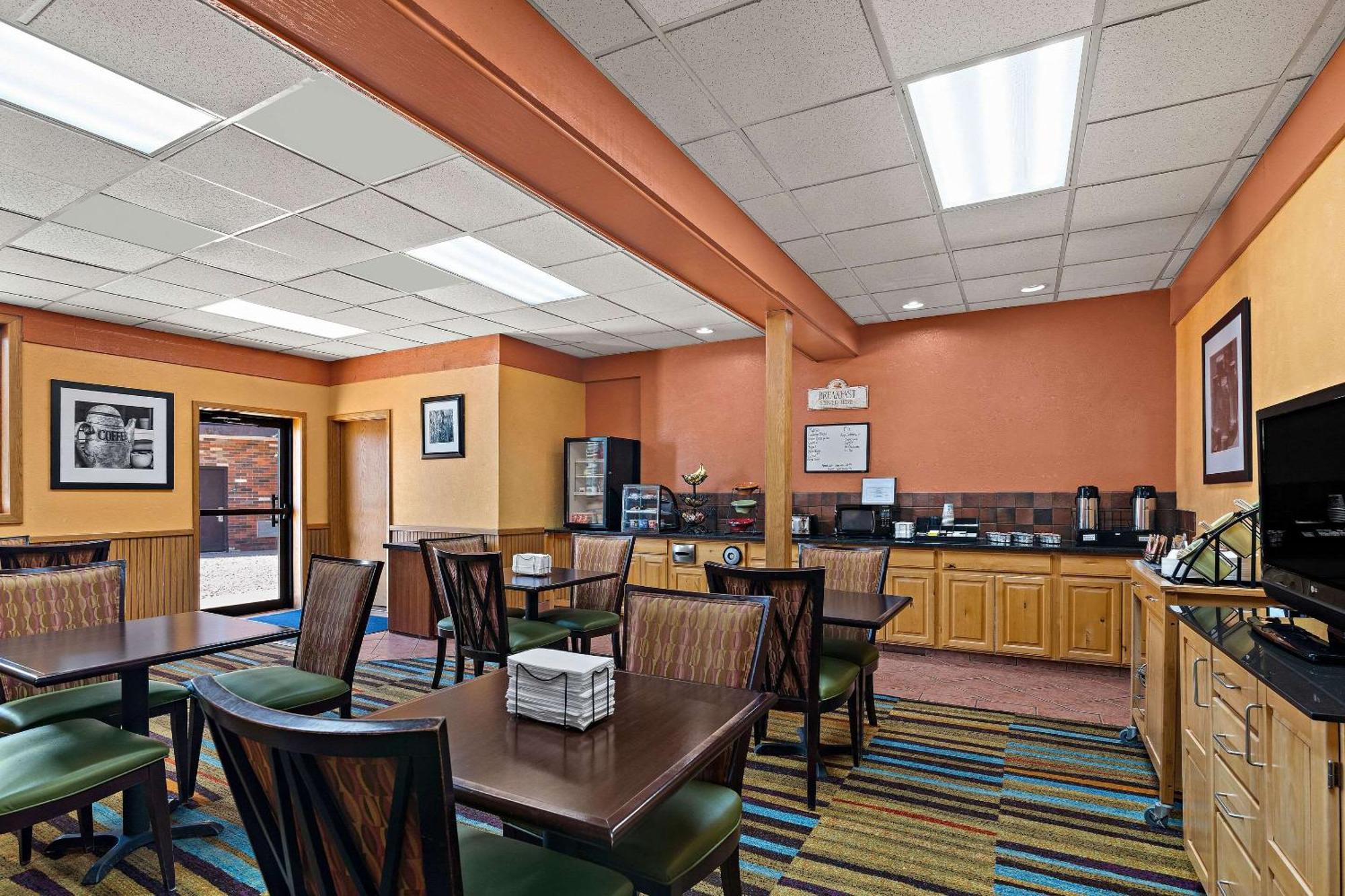 Rodeway Inn McPherson エクステリア 写真