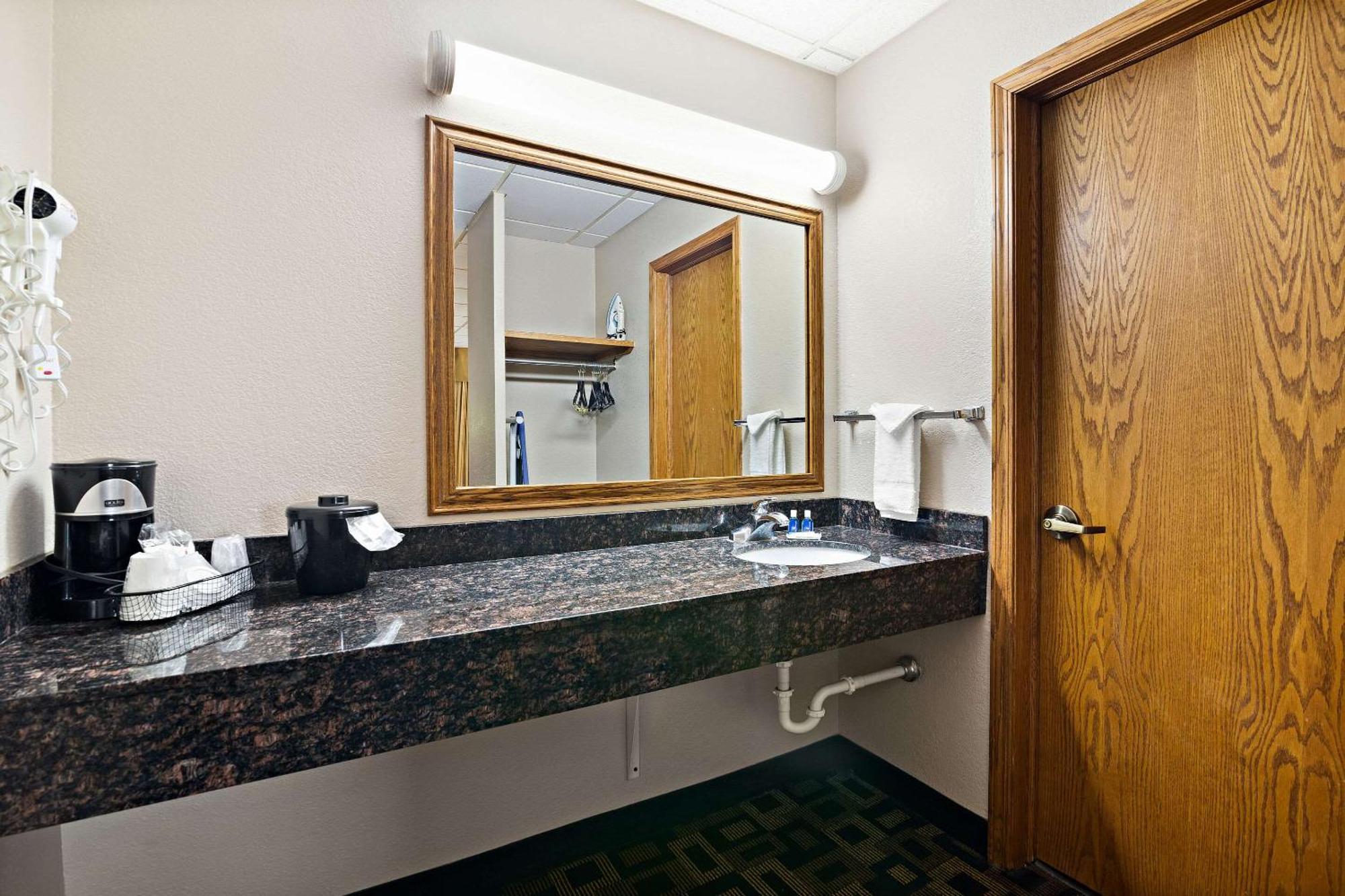 Rodeway Inn McPherson エクステリア 写真