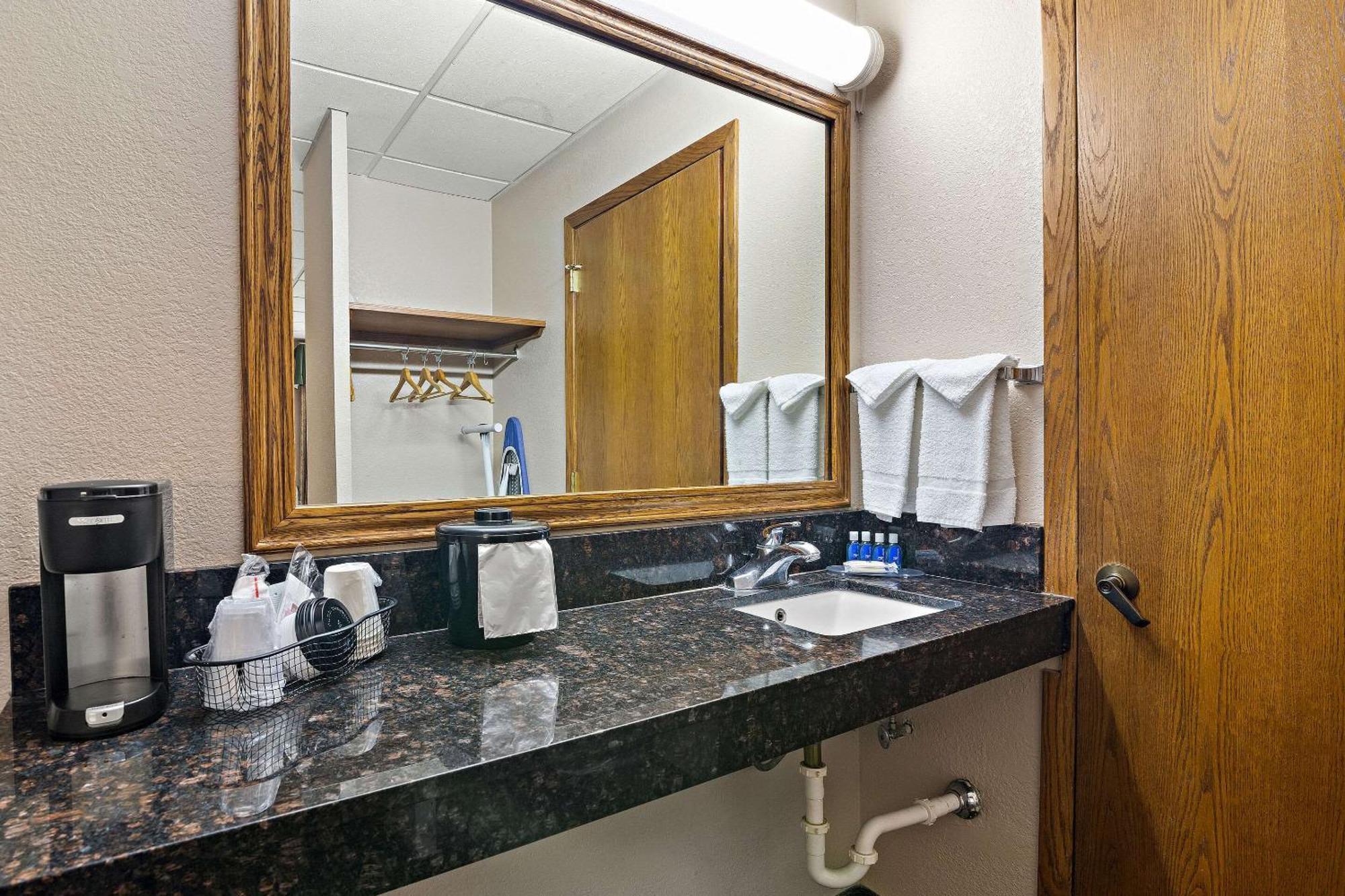 Rodeway Inn McPherson エクステリア 写真